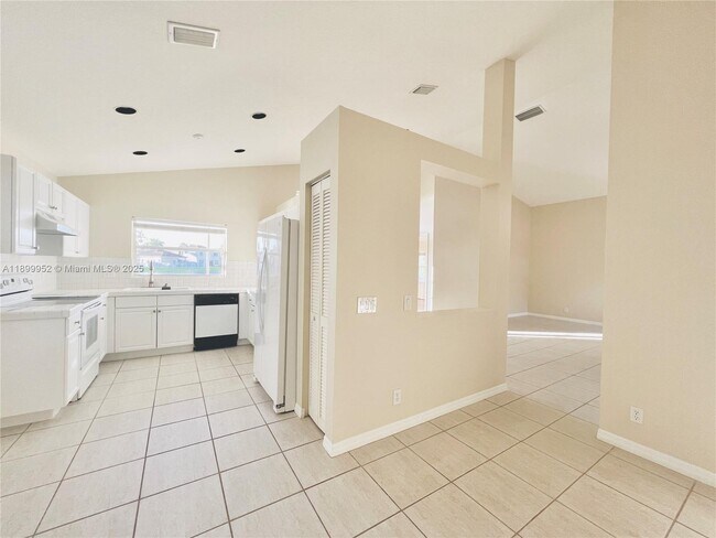 Building Photo - 968 Savannah Falls Dr