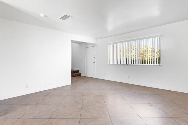 Building Photo - SPACIOUS 3BEDROOM TOWNHOUSE IN 89103