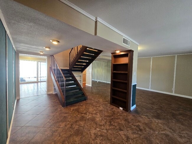 Building Photo - A Fabulous 3 Bedroom Townhome Centrally located.