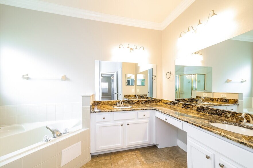 Building Photo - 4350 Fox Glen Loop