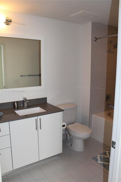 Building Photo - 999 SW 1st Ave