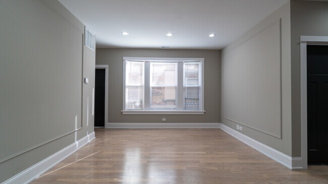Building Photo - 5404 N Paulina St