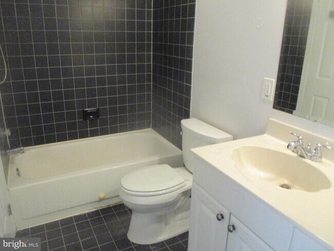 Building Photo - 204 Beacon Hill Dr