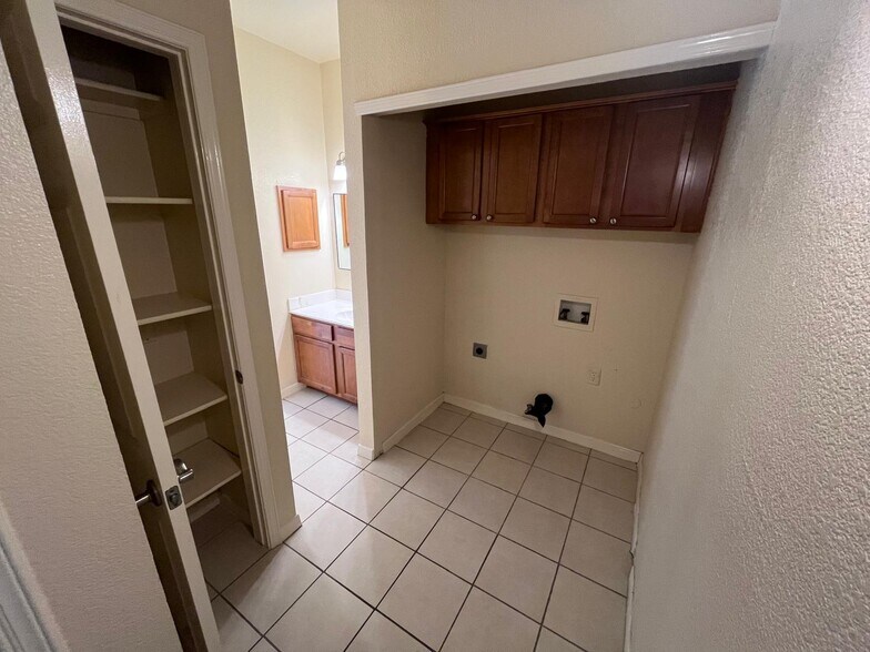 Building Photo - 3150 N Yarbrough Dr