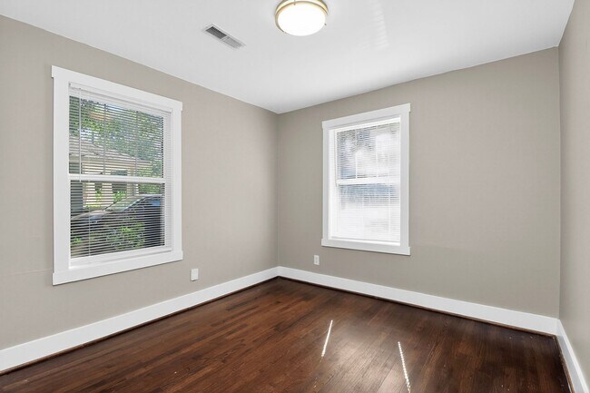 Building Photo - Beautiful 2 Bedroom Belmont Bungalow