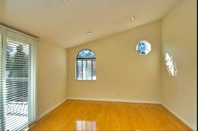 Building Photo - G4 | 1032-1034 Paloma Avenue