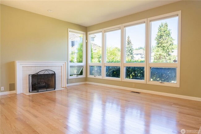 Building Photo - 4B/2.5Ba Bellevue House
