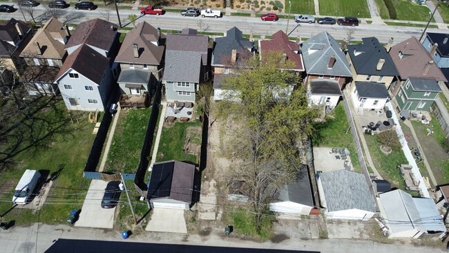 Building Photo - 402 Woodland Ave