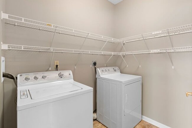 Building Photo - 2201 Hawks Landing Dr