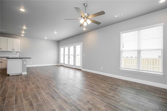 Building Photo - 2010 Periwinkle Pl