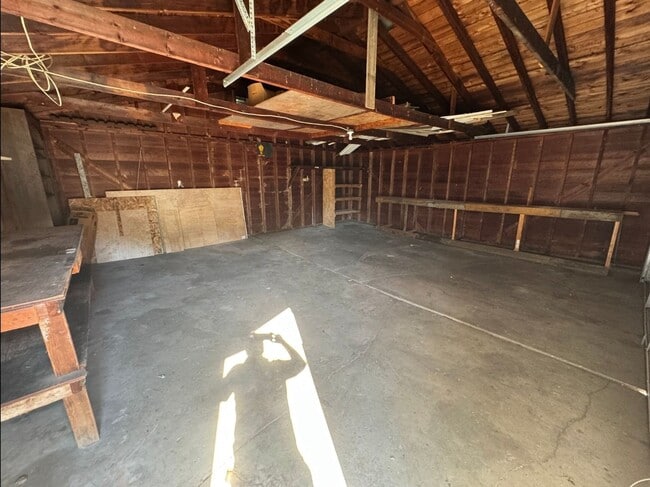 Building Photo - Roseville Three bedroom is a must see!!