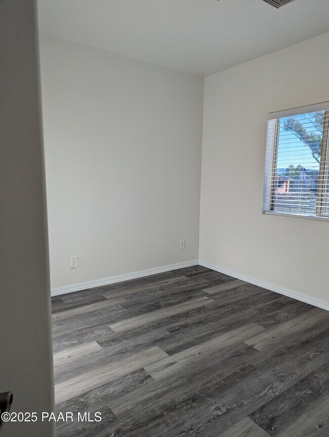 Building Photo - 2976 N Yavapai Rd E