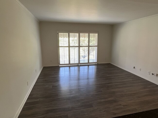 Building Photo - Updated 3 Bed Condo in Myers Park