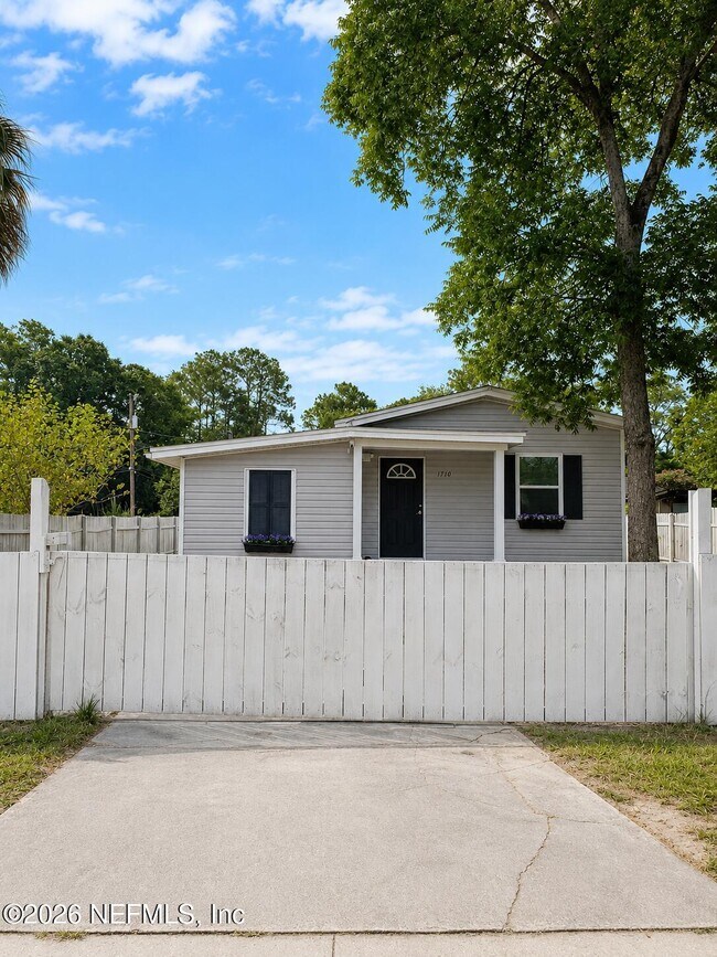 Building Photo - 1710 Rowe Ave