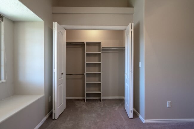 Building Photo - Spacious 6 Bedroom Home with a Balcony!