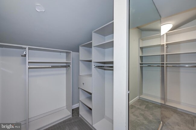 Building Photo - 1717 Country Club Dr