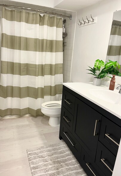 bathroom with tub/shower combo - 85 Viscount Dr