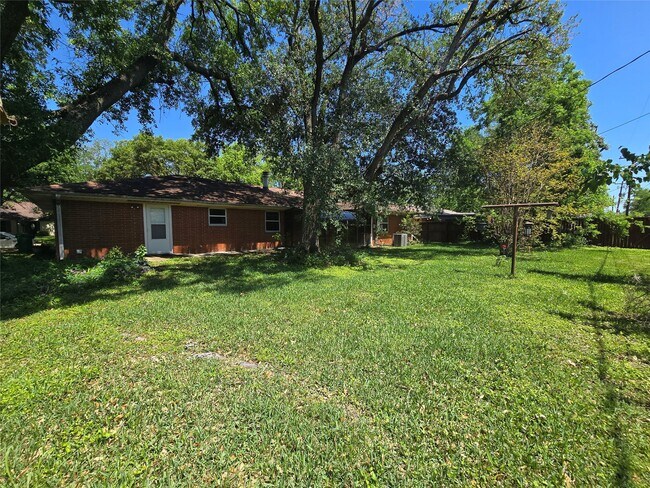 Building Photo - 801 Rosewood Dr