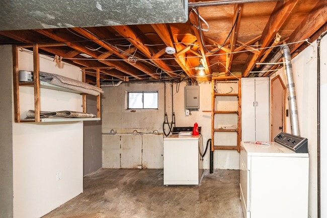 Building Photo - Lovely 3 Bedroom 1 Bathroom Home