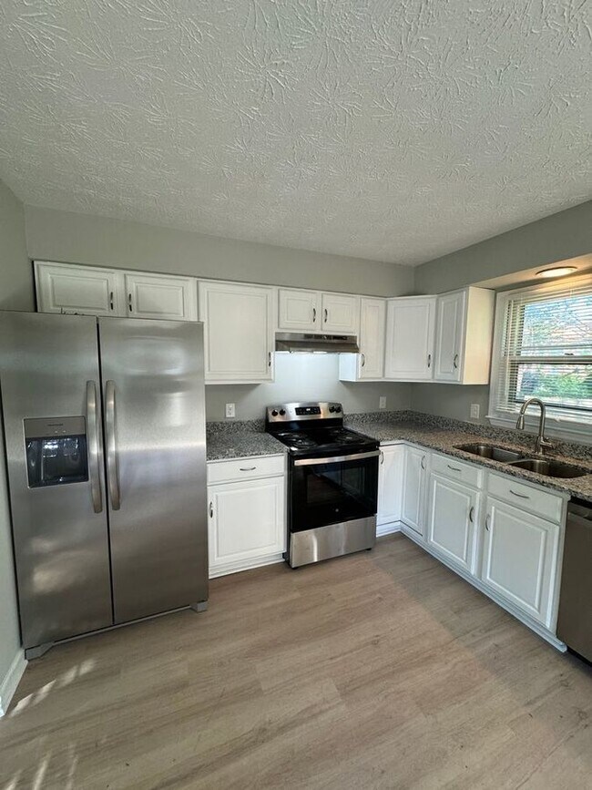 Building Photo - 105 Aster Pl