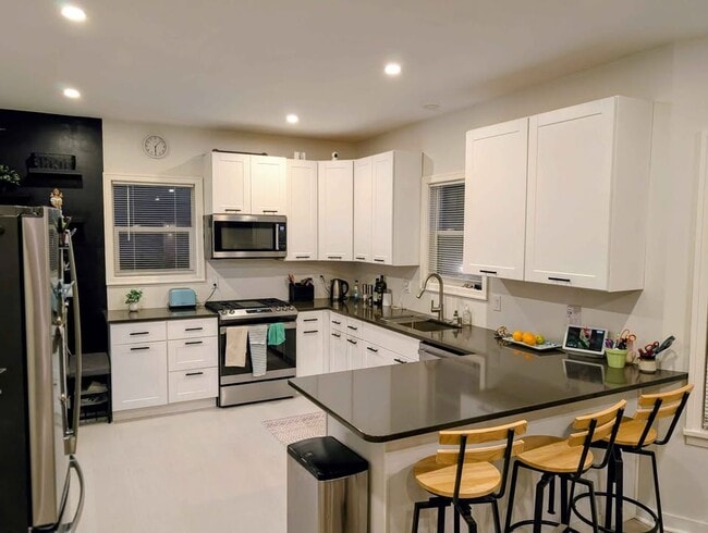 Building Photo - 2535 University Ave NE