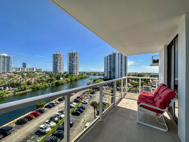 Building Photo - 3701 N Country Club Dr