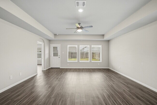 Building Photo - Move-In Special: 1/2 off your second full month of rent! Beautiful, Well-Maintained 3-Bedroom, 2-...
