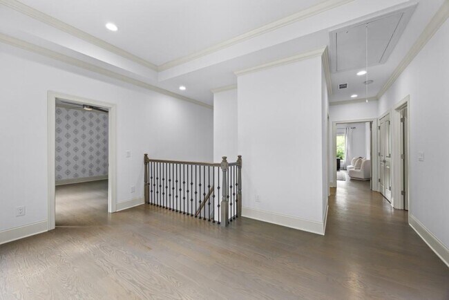 Building Photo - 1742 Helen Dr NE