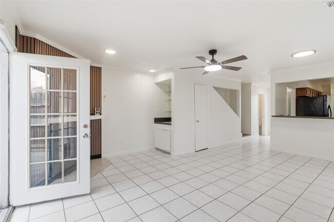 Building Photo - 11000 Kinghurst Dr