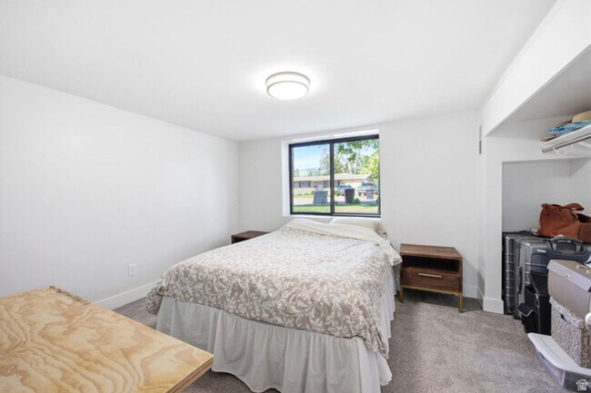 Building Photo - 284 S 250 W