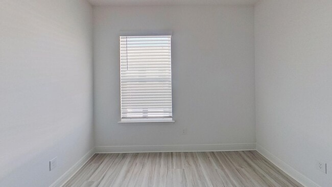 Building Photo - Beautiful Newer Townhouse with all LVP