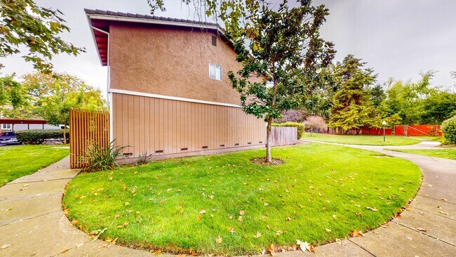 Building Photo - 562 Santa Alicia Dr