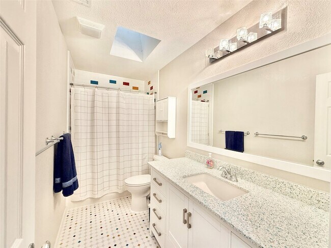 Building Photo - 16235 Red Wood Cir N