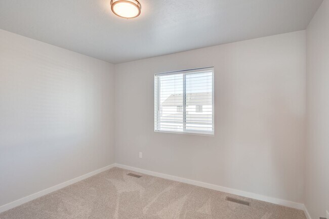 Building Photo - This 3 bedroom/2.5 bath townhome is ready for you!