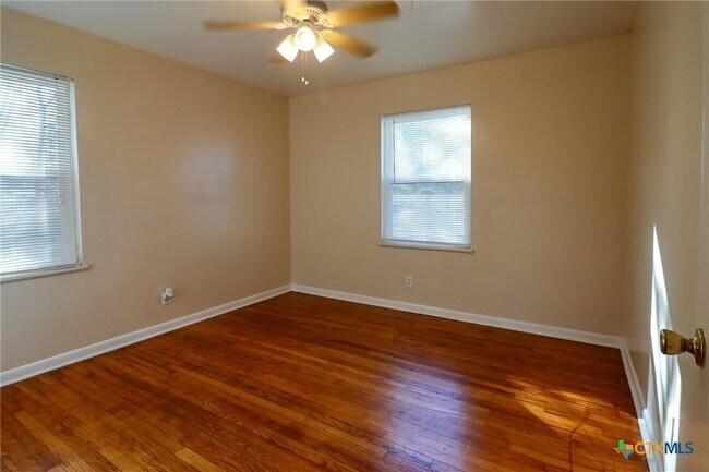 Building Photo - 2701 Hillside Dr