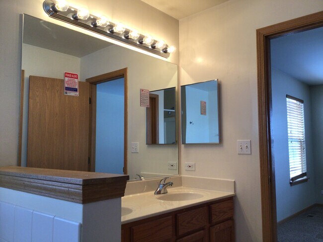 Building Photo - 560 S Annandale Dr