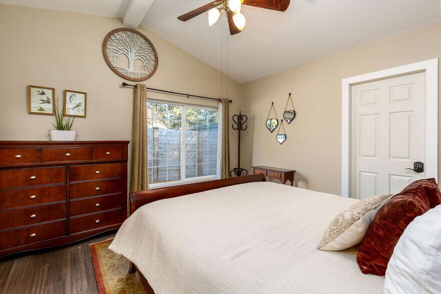 Building Photo - 60289 Cinder Butte Rd