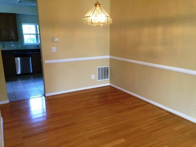 Building Photo - 2531 James Maury Dr