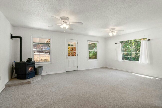 Building Photo - 5561 Thompson Hill Rd