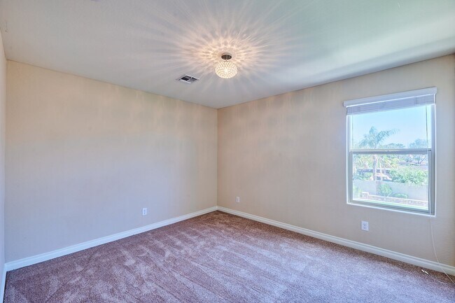 Building Photo - Lynx