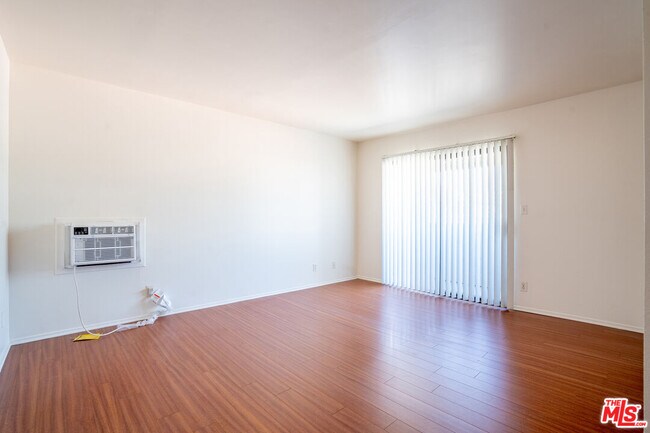 Building Photo - 820 S St Andrews Pl