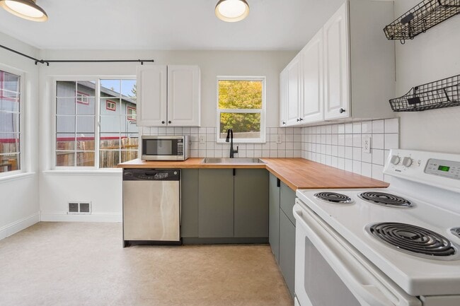Building Photo - Delightful Home! Price Reduced