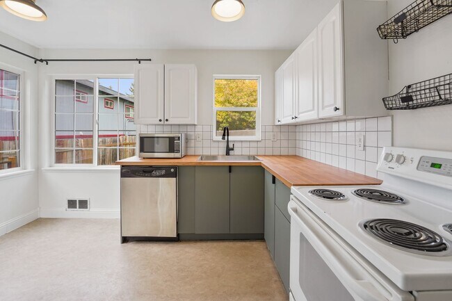 Building Photo - Impressive Home - Remodeled throughout!