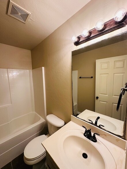 Building Photo - 1009 Harvest Dr