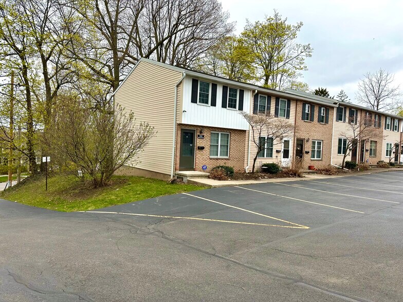 Walking distance to U of R and Highland Park - 1082H Mount Hope Ave