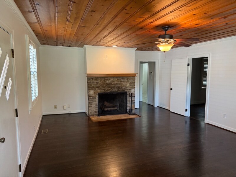 Building Photo - 2207 Pinewood Rd