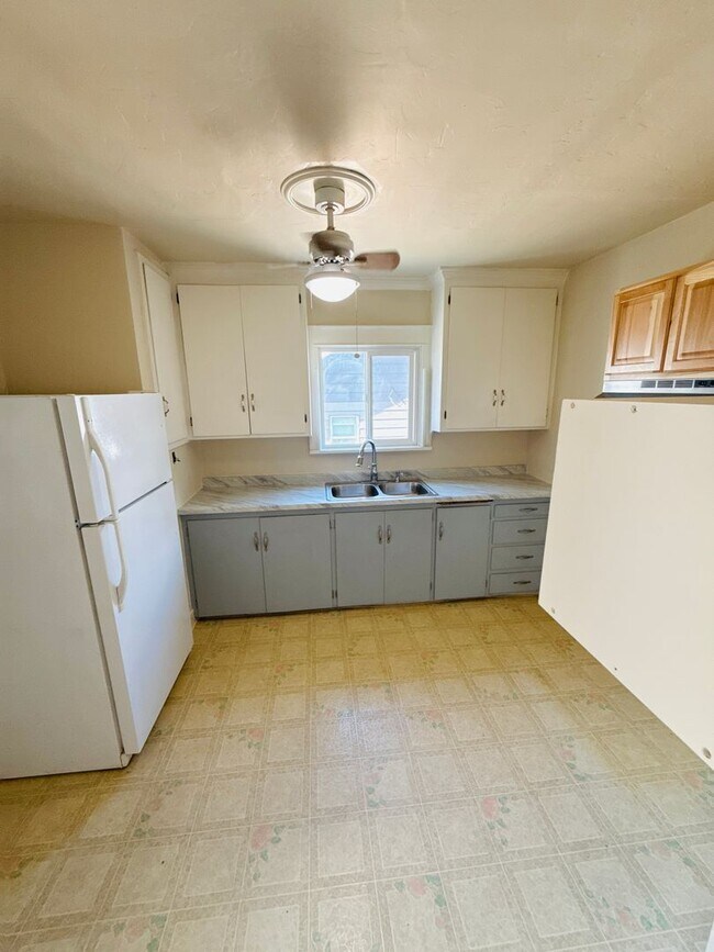 Building Photo - Charming bungalow with off street parking ...