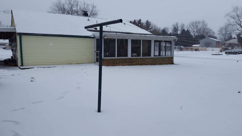 Building Photo - 2527 Valley Road