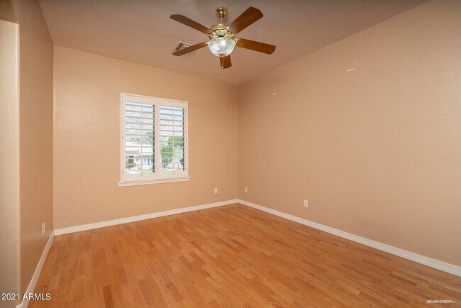 Building Photo - 533 W Desert Flower Ln