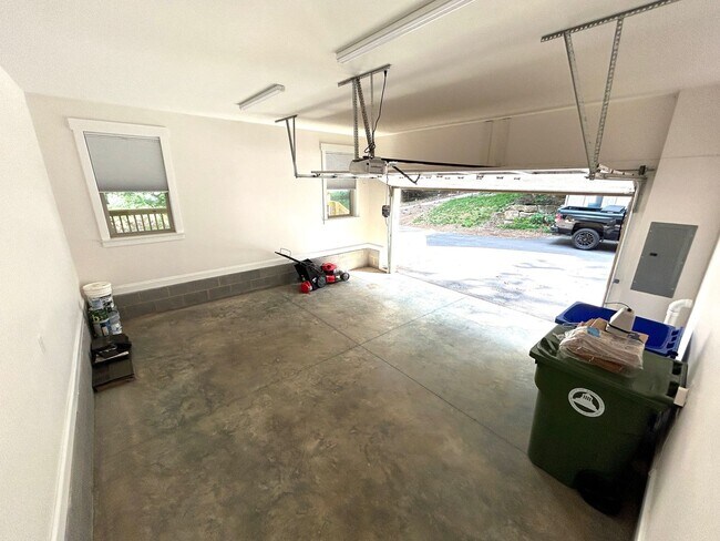 Building Photo - East AVL - 2022 Craftsman Custom Build